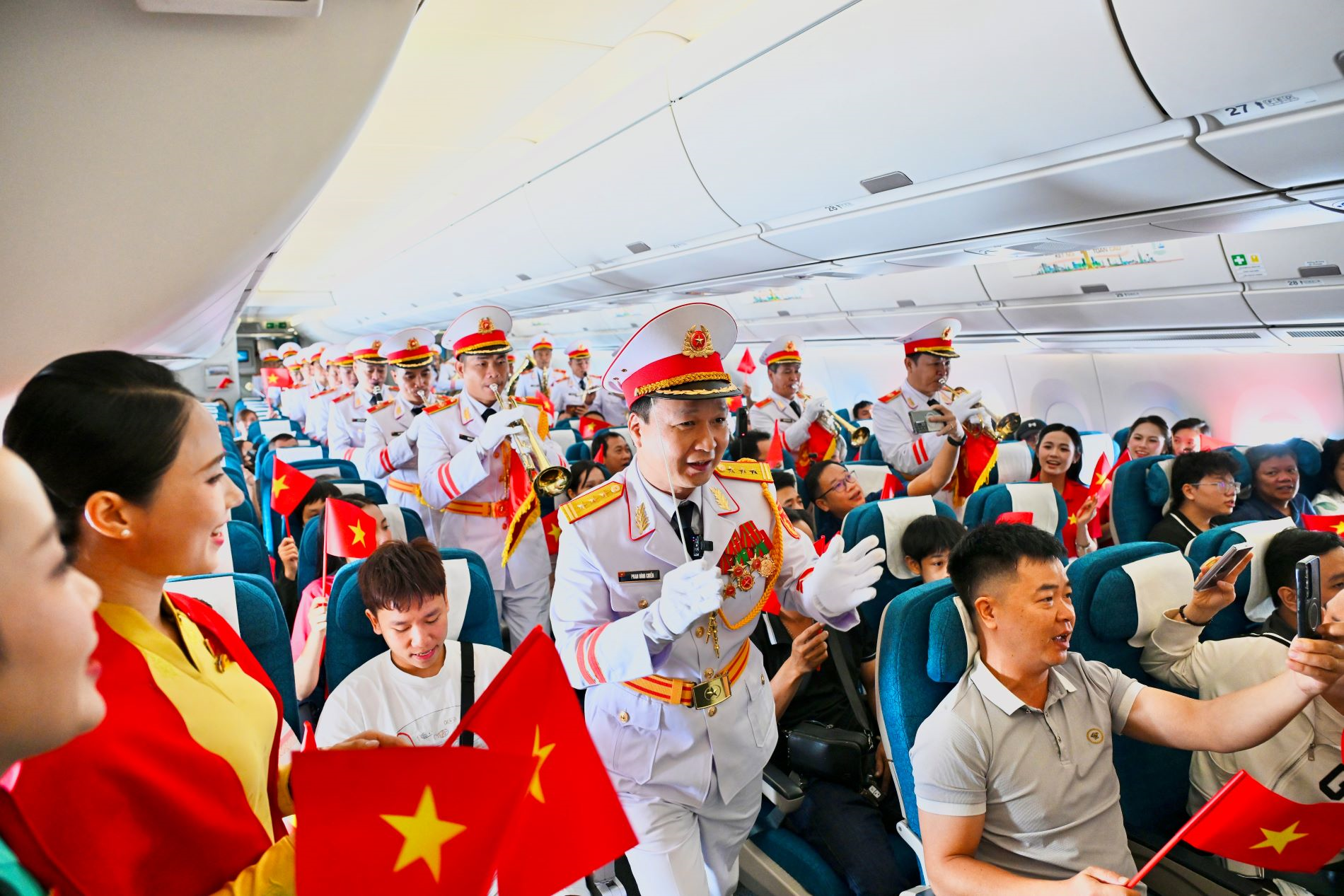 Giai điệu mừng Quốc khánh vang lên ở độ cao 10.000m trên chuyến bay Vietnam Airlines